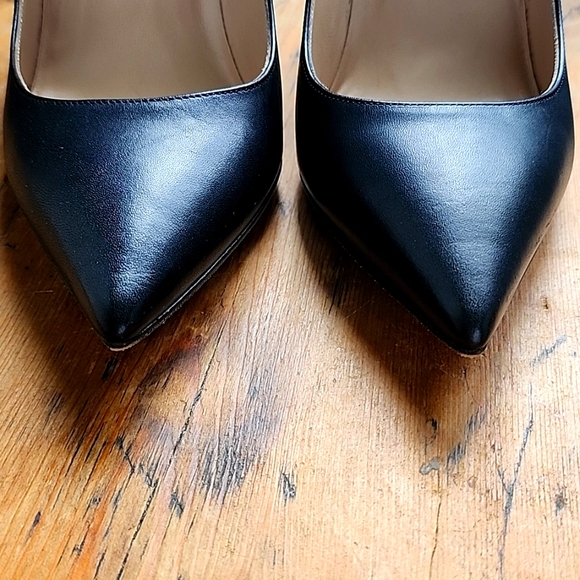 Valentino Black Leather Classic Single Stud  Heeled Pump - Picture 2 of 10